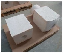 Alteration of fused zirconium corundum brick in glass kiln